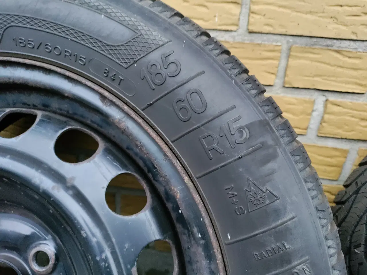 Billede 4 - Stålfælge med vinterdæk og navkapsler