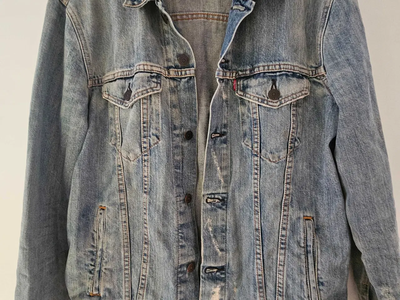Billede 2 - Levi’s vintage denimjakke – klassisk og rå