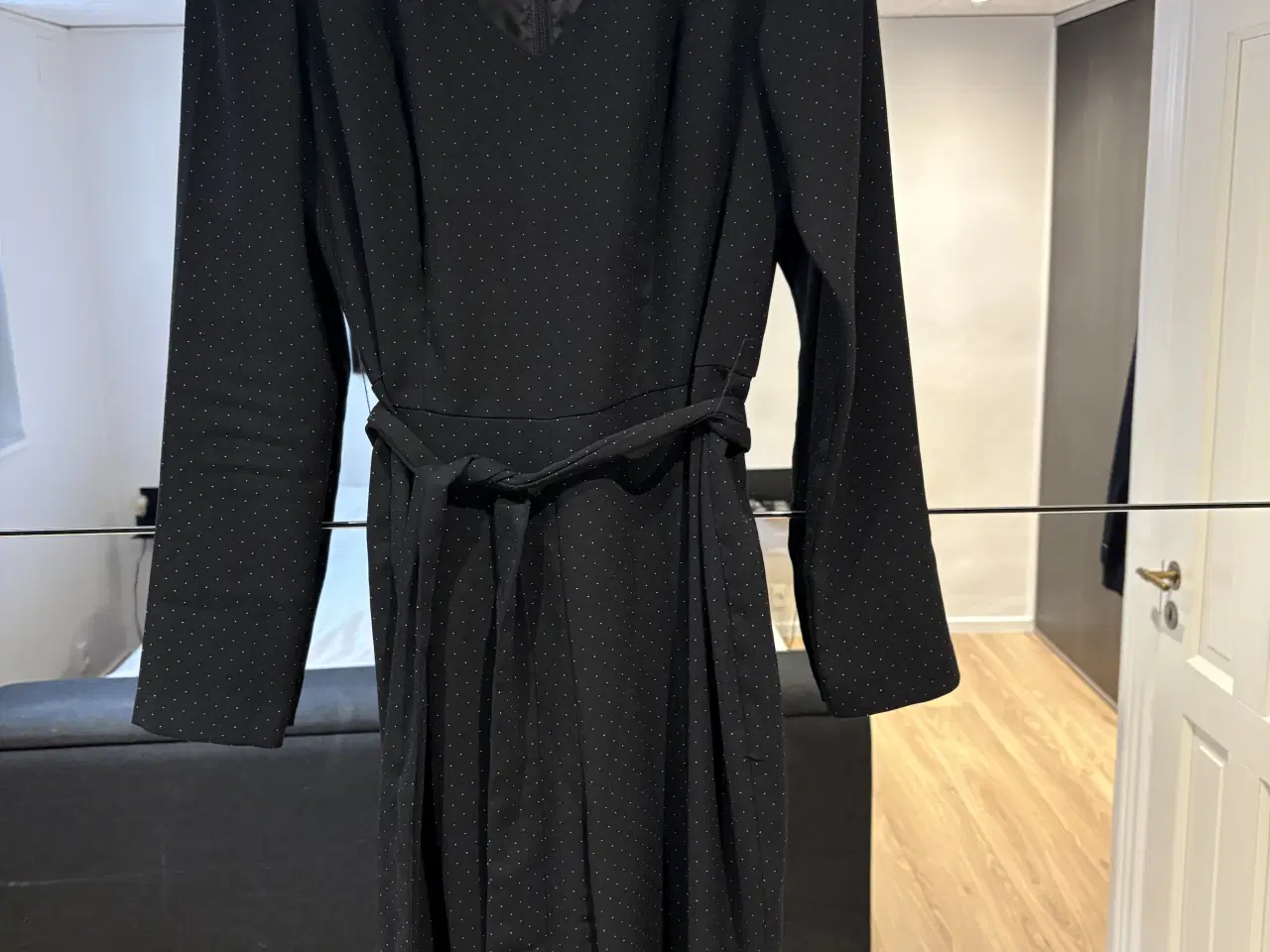 Billede 1 - Sort buksedragt, lange ben