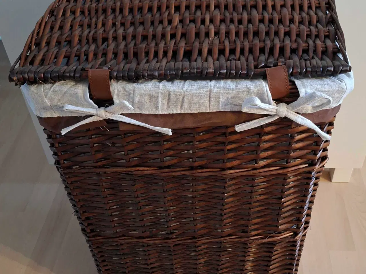 Billede 2 - Vasketøjskurv i mørkt pil