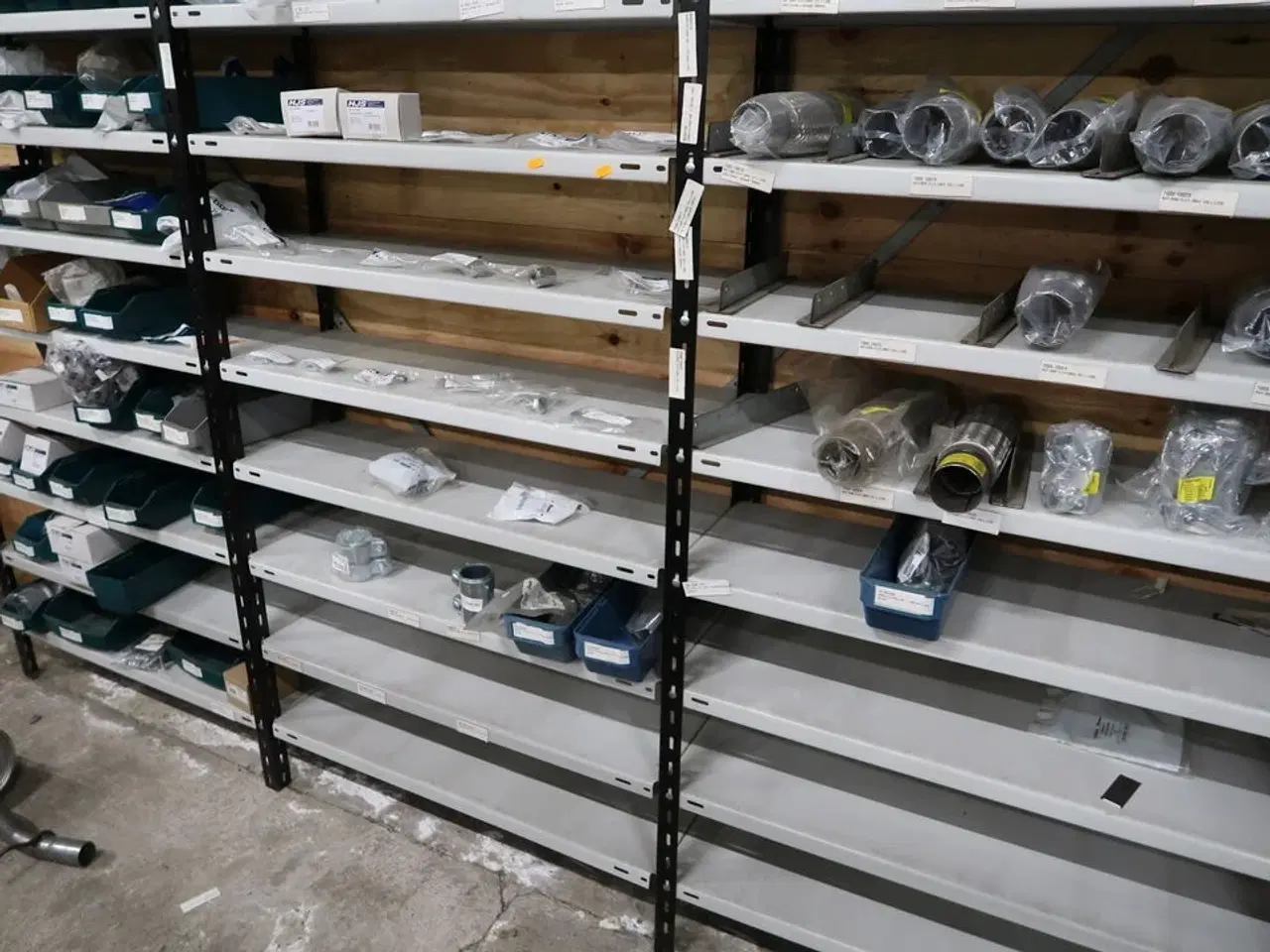 Billede 6 - 5 fag lagerreoler med indhold