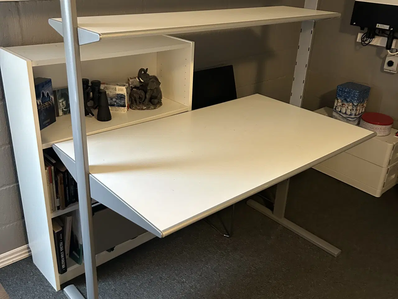 Billede 2 - Ikea skrivebord med hylder