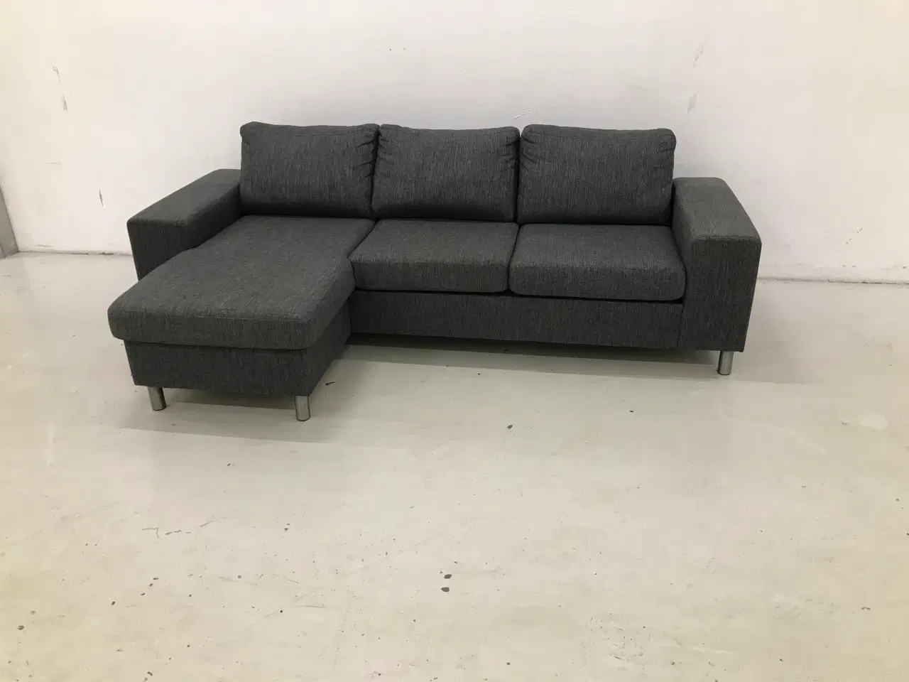 Billede 2 - Chaiselong sofa m/vendbar chaiselong mørke grå.