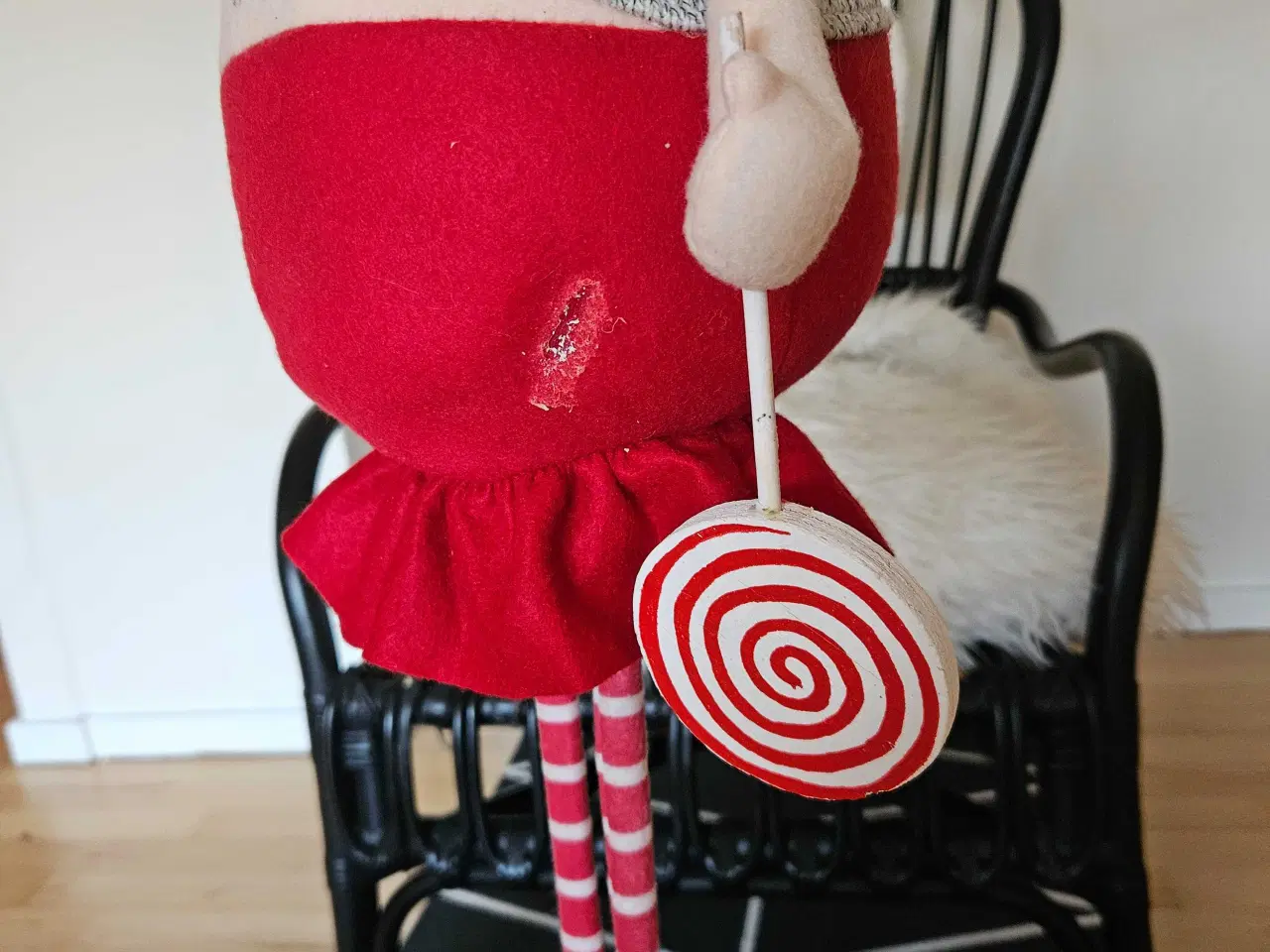 Billede 5 - SØD NISSEPIGE MED SLIKKEPIND 