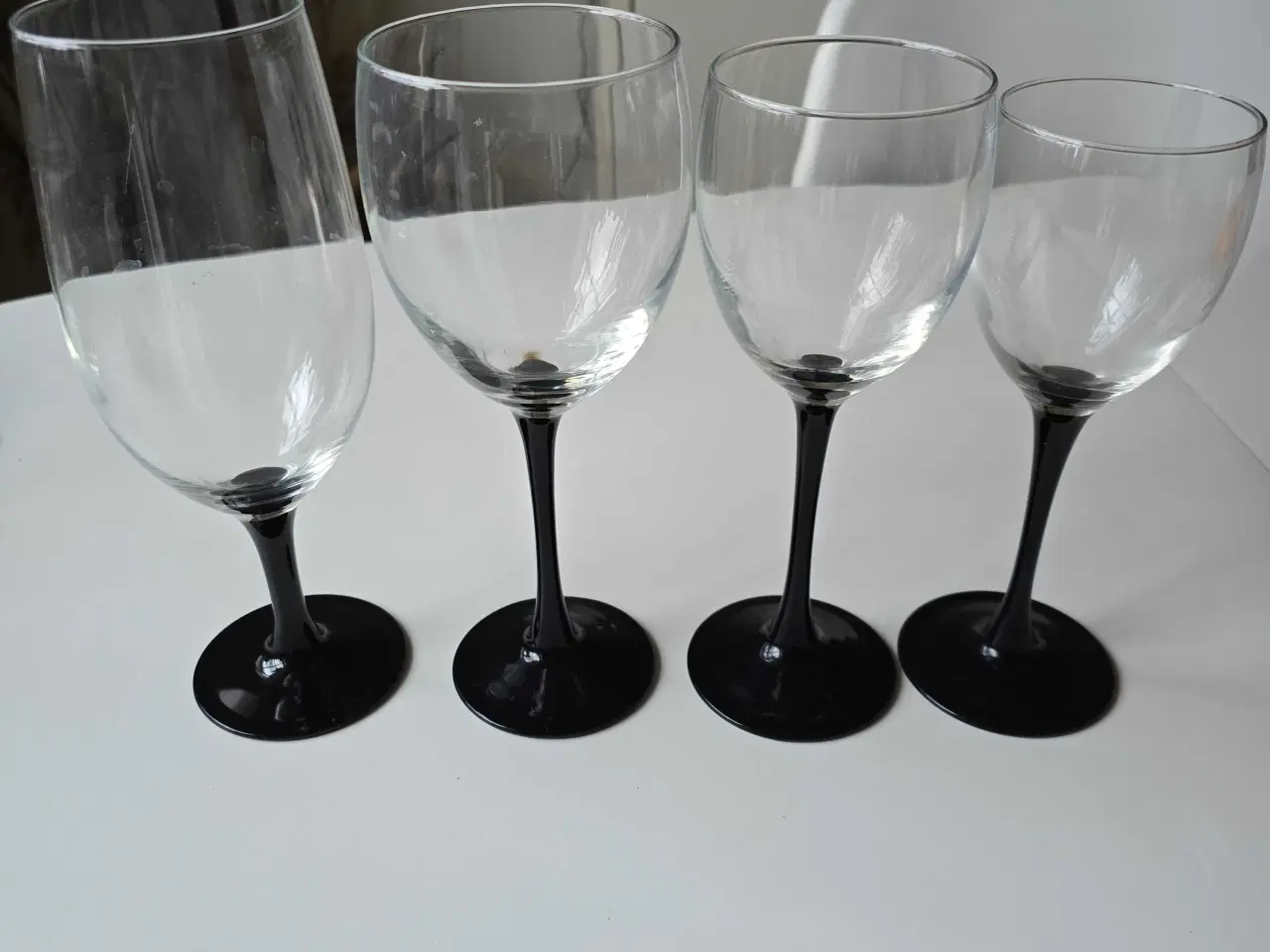 Billede 1 - Rigtig fine vin/øl glas med sort fod 