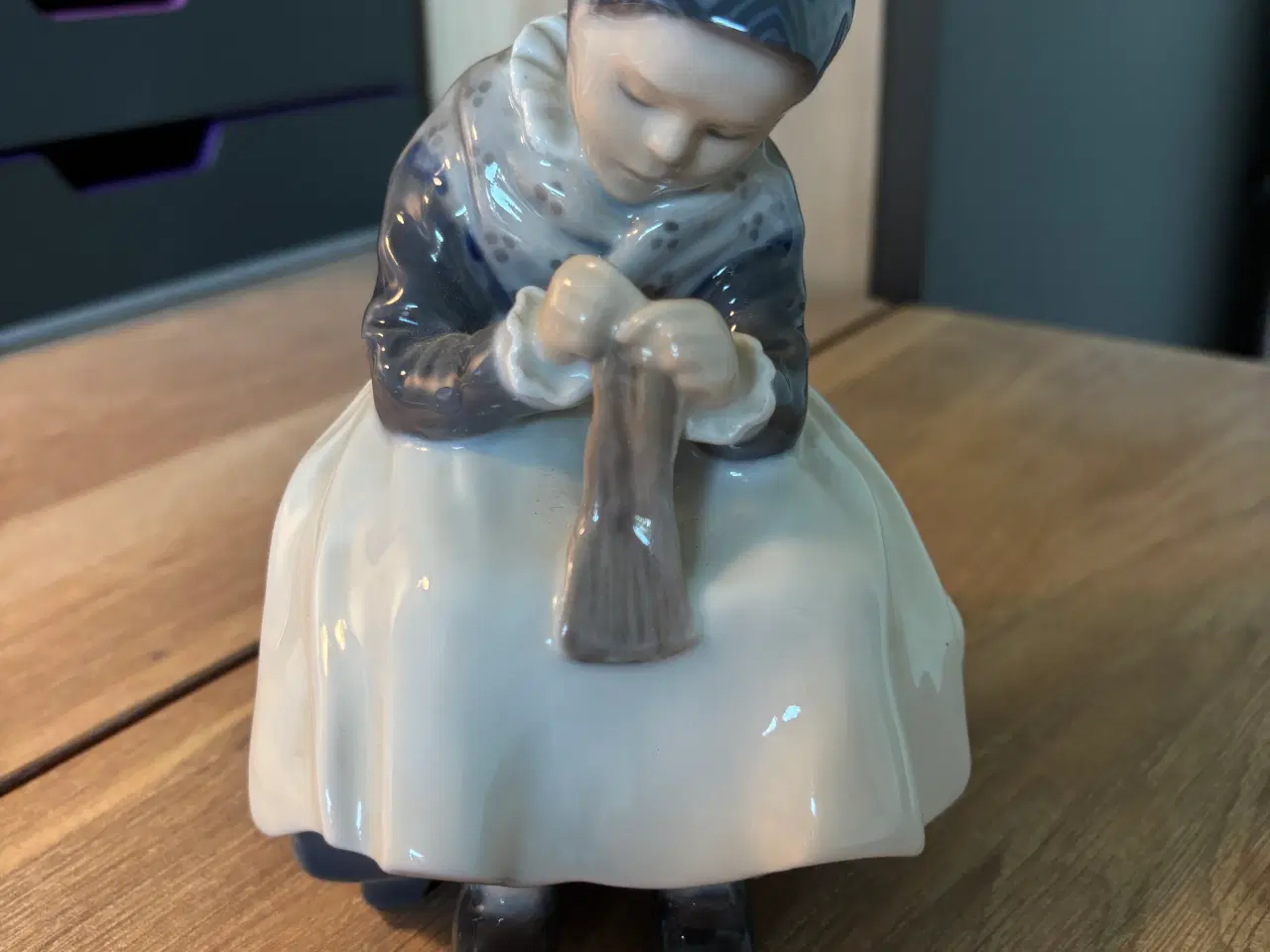 Billede 1 - Royal Copenhagen figur nr. 1314, Amagerpigen 
