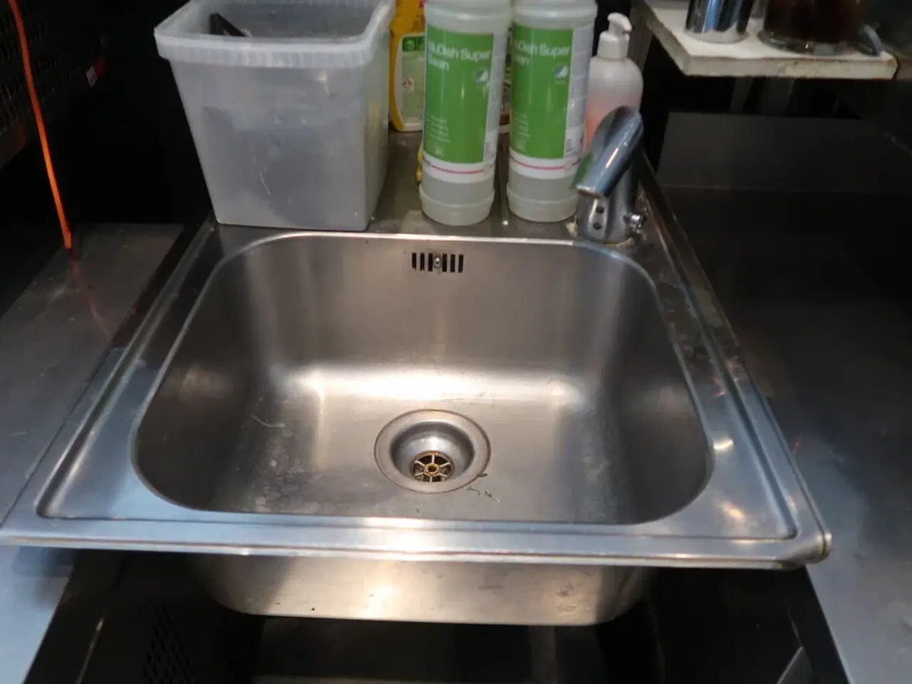 Billede 2 - Væghængt stålvask med armatur