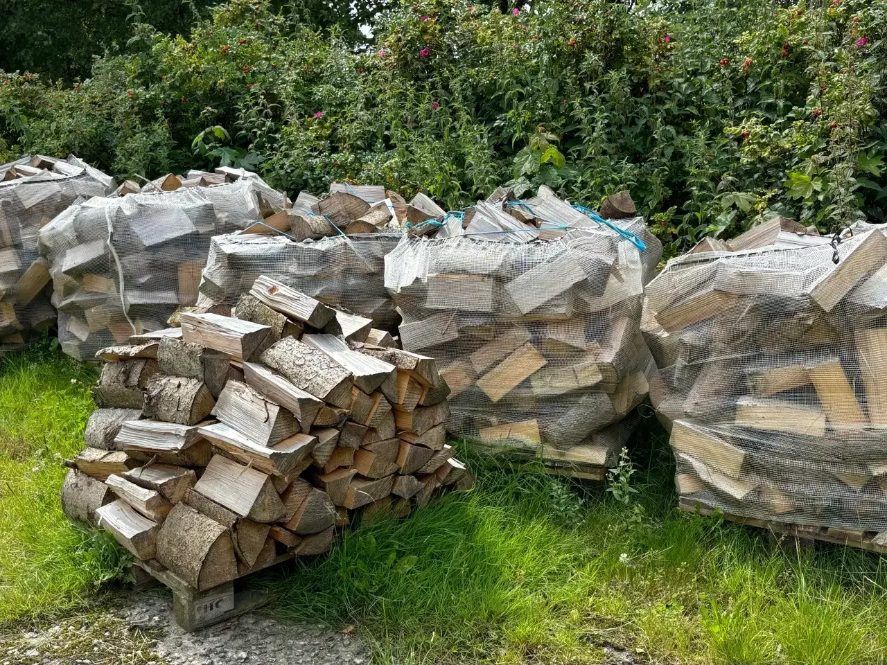Billede 1 -  Brænde gran kløvet 450 kr. Tørt nåletræs brænde, 