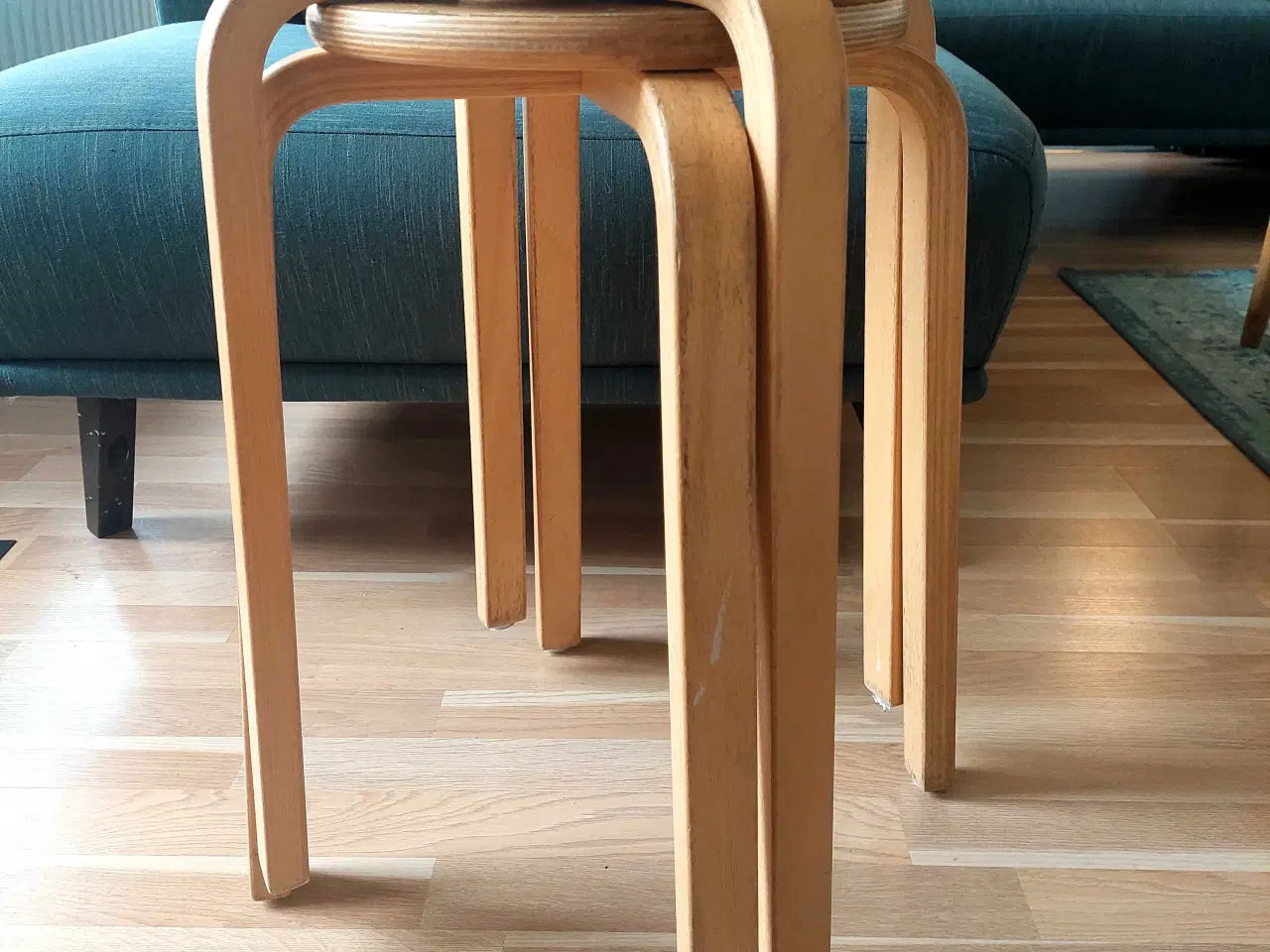 Billede 1 - 2 stk. klassiske taburetter i lyst træ