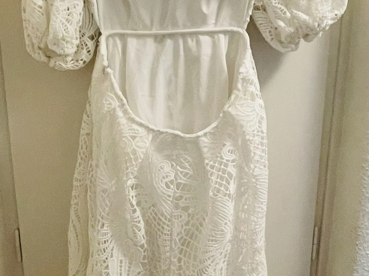 Billede 4 - Smuk kjole i tykke blonder ~ Brudekjole