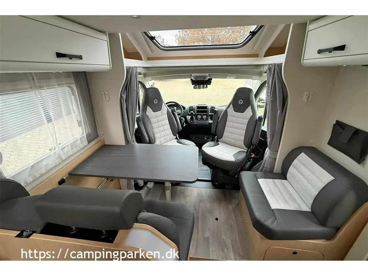 Billede 4 - 2026 - SunLight   Ny grundplan med enkeltsenge, sænkeseng og under 7 meter, med automatgear