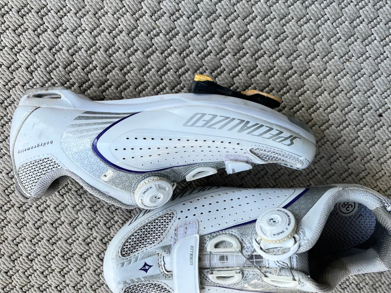 Billede 1 - Spezialised cykelsko, pige