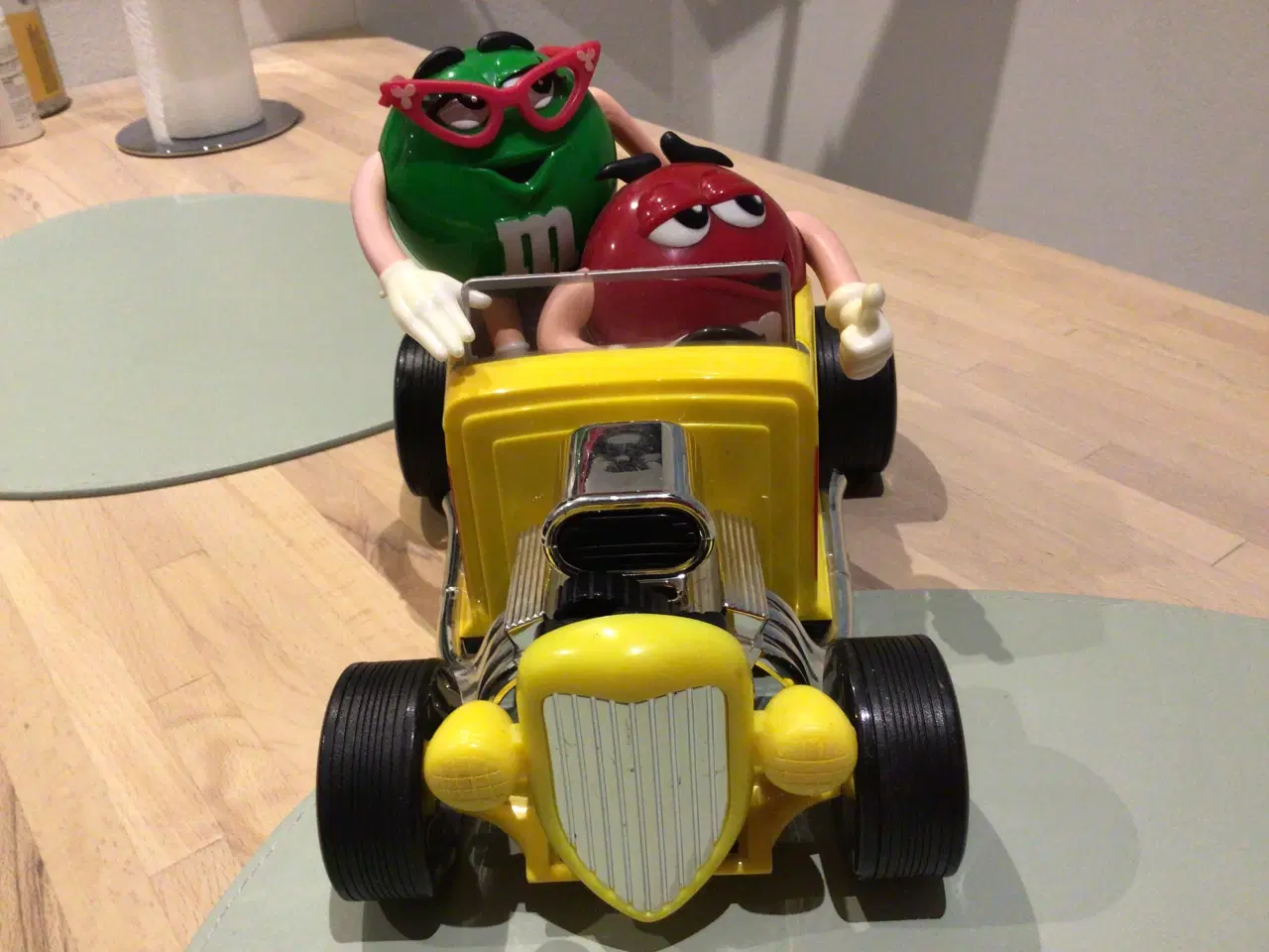 Billede 1 - M&M  bil med chokoladedispenser