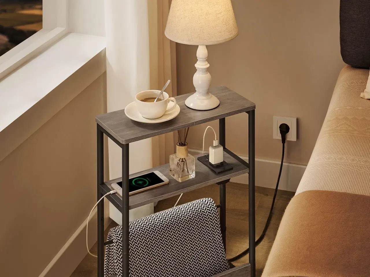 Billede 3 - Sidebord med stikkontakt slankt 3-niveaus sofabord/natbord, magasinholder, Heather Greige/Ink Black