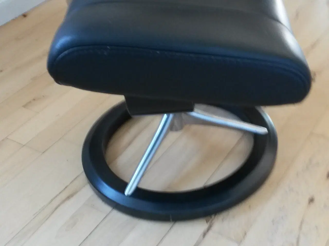 Billede 3 - sort stressless skammel på signaturestel