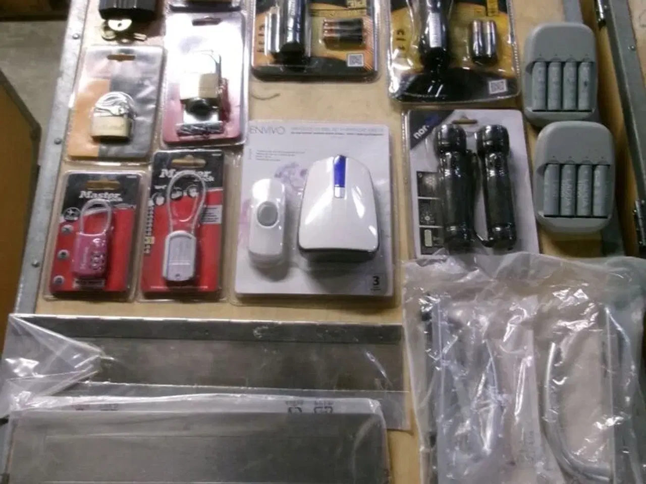 Billede 1 - Brevsprække, dørhåndtag, batteriopladere, dørklokke, lommelygter, hængelåse