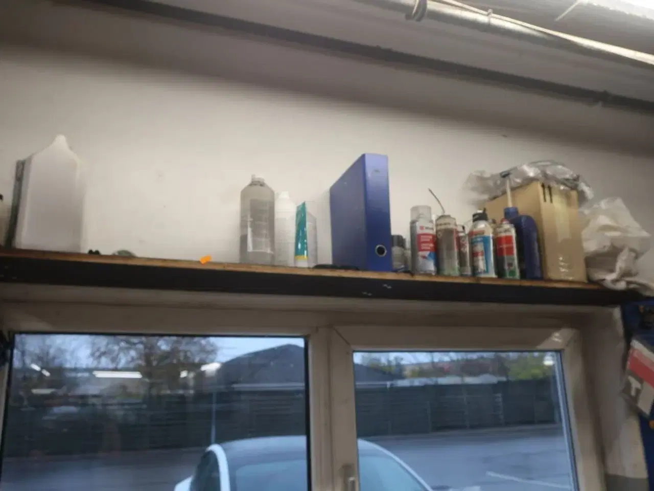 Billede 2 - Arbejdsbord med indhold