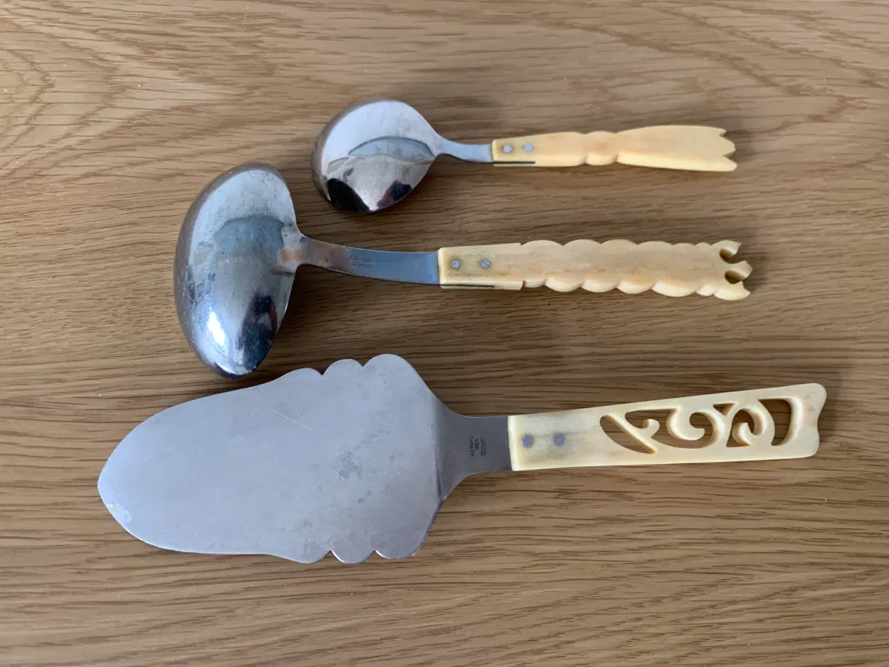 Billede 2 - Sovse-ske, spade, større ske  med skafte af ben