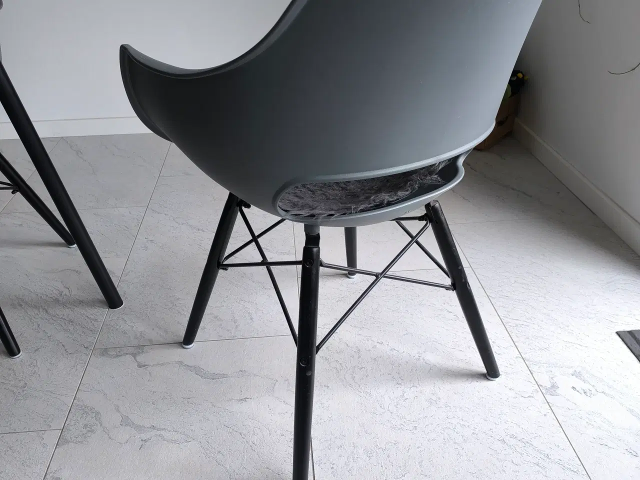 Billede 6 - 1 Ilva spisebord og 6 Sam Lea shell stole 