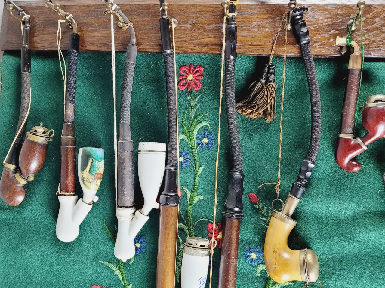 Billede 4 - ⭐️· Antikt vægophæng med broderi og dekorative pib
