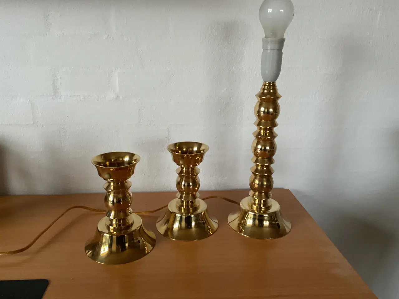Billede 2 - Bordlampe og lysestager messing