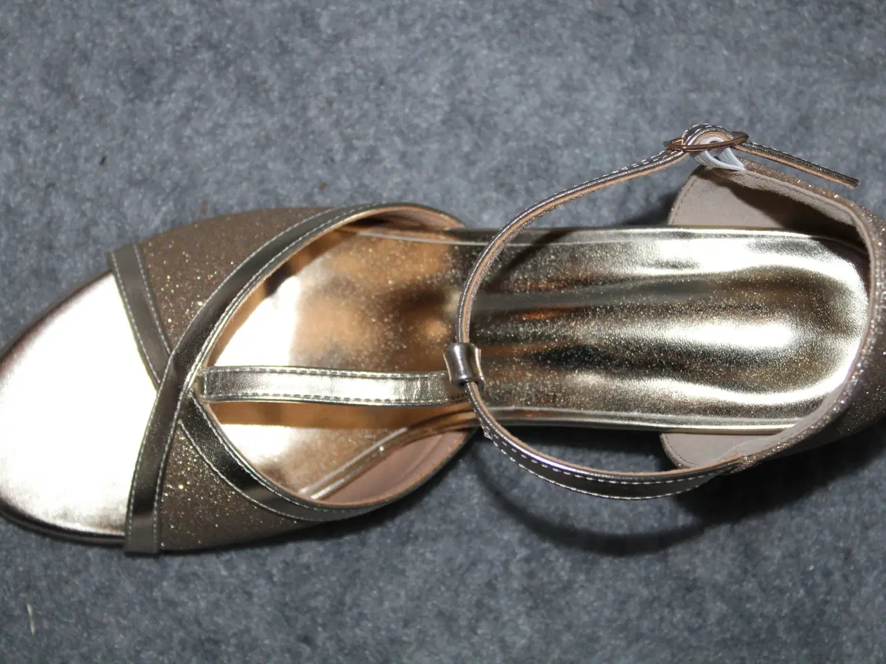 Billede 1 - Guld farvet sandal m. rem str. 40 og hæl er 6,7 cm