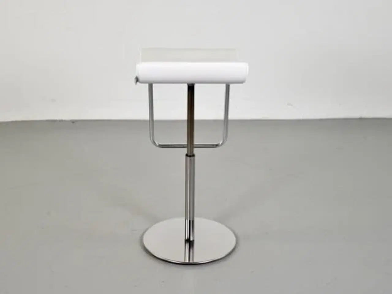Billede 3 - Corinto barstol med hvidt kunstlæder