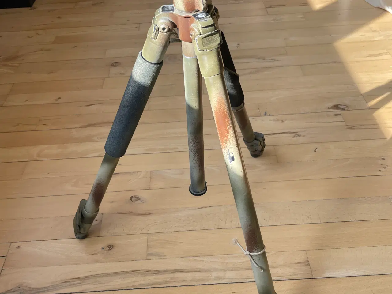 Billede 1 - Alu tripod der er camo malet 