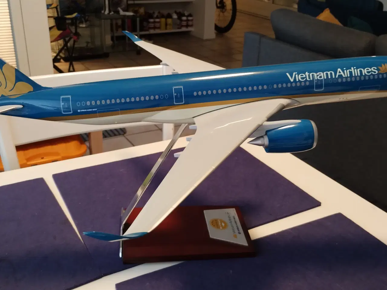 Billede 3 - Modelfly Vietnam a350-9. Skala 1:100