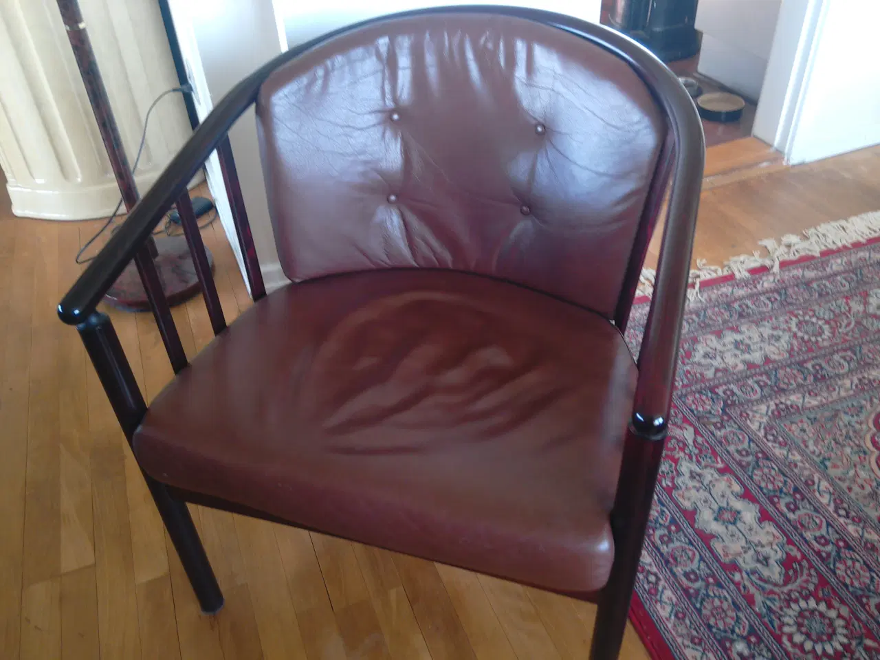 Billede 1 - Lænestol i et klassisk og elegant design.