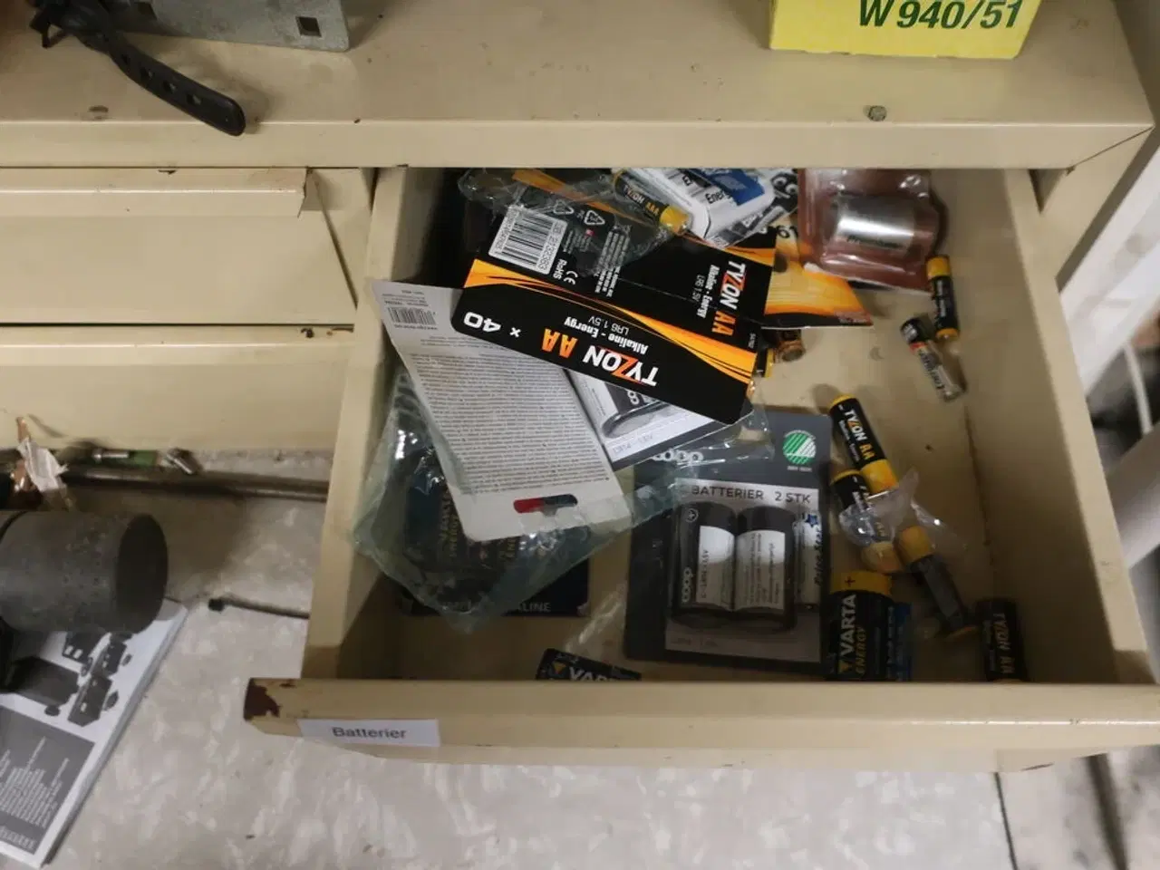 Billede 7 - Pult og bord inkl. værktøj m.v. (se billeder)