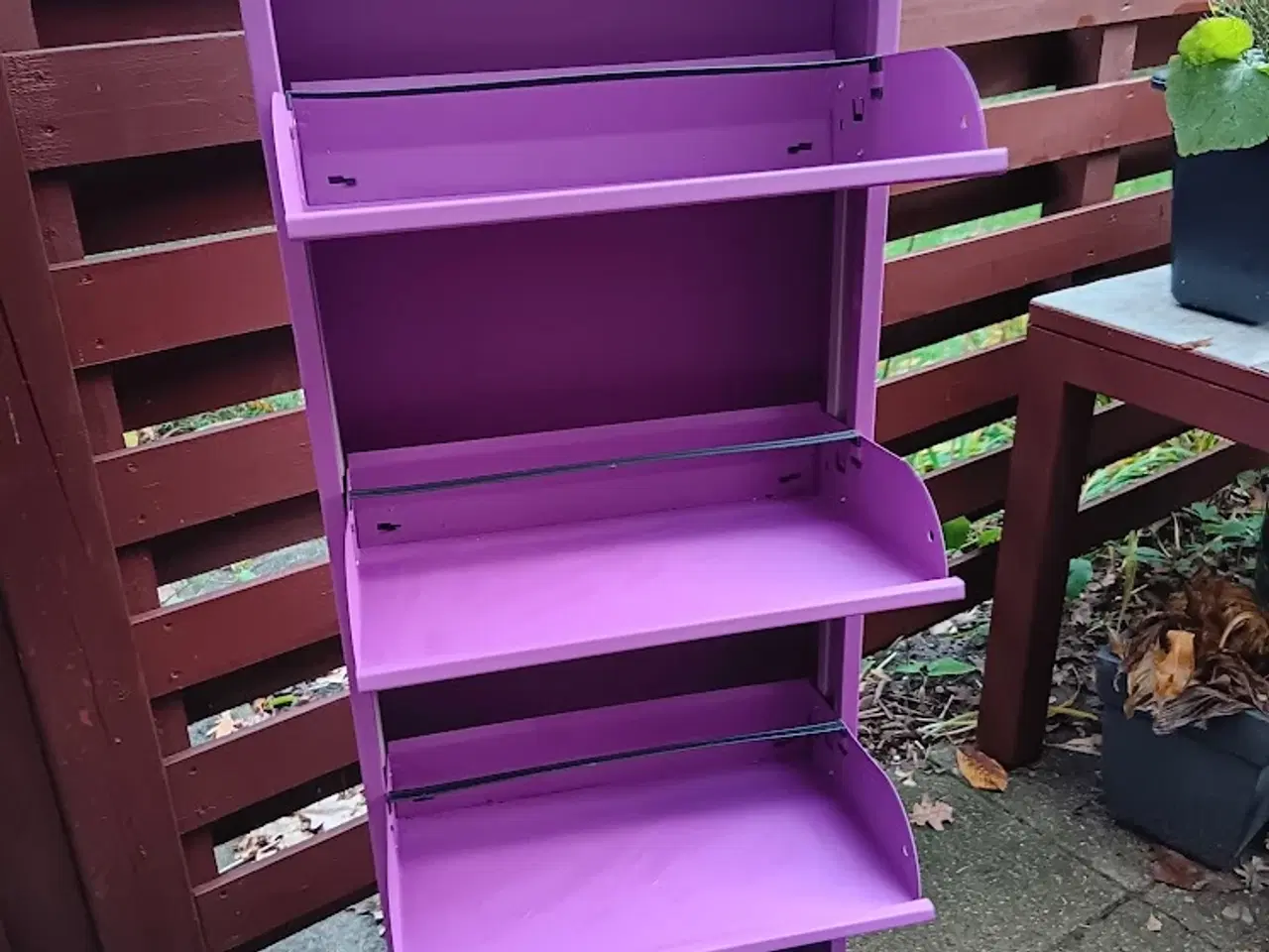 Billede 3 - Et violet pulverlakeret Kare Design Skoskab