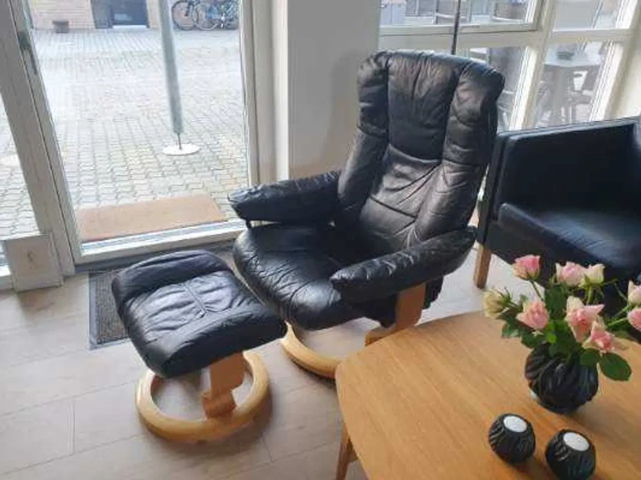Billede 1 - 2 Stresless læder lænestole sorte, med fodskamler