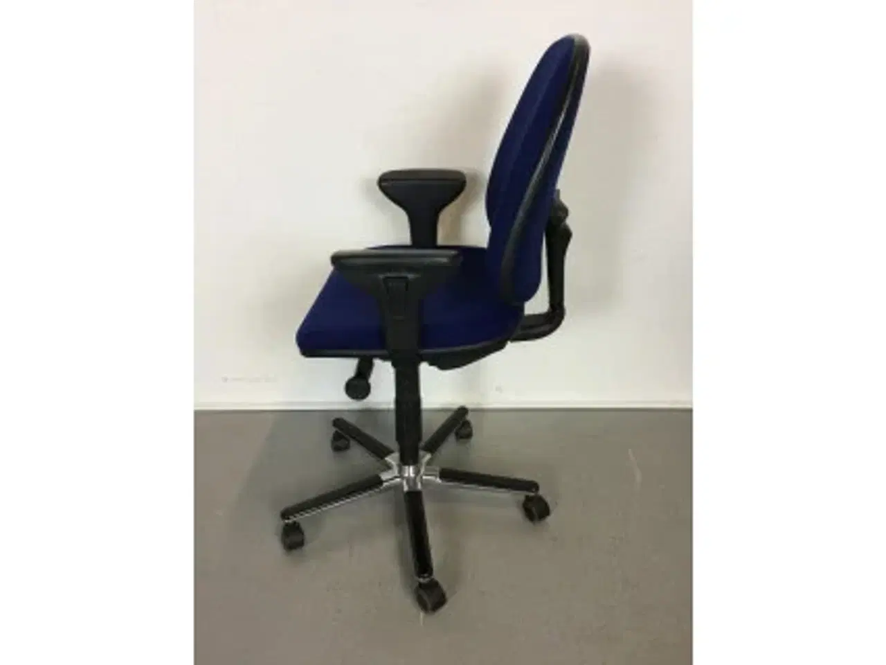Billede 2 - Duba b8 kontorstol med mørke blå polster, høj ryg og armlæn.