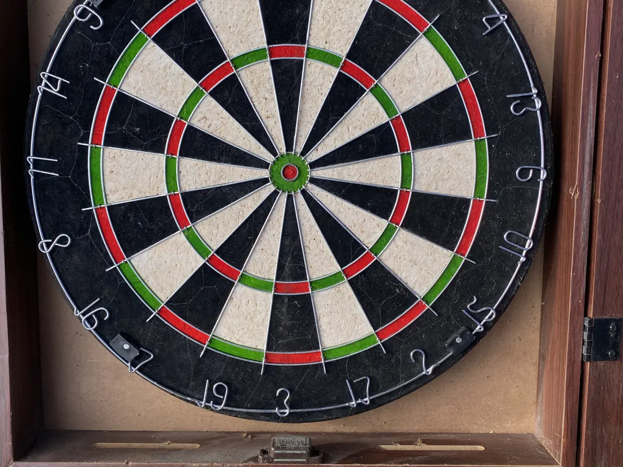 Billede 2 - dart skab sælges 150 kr