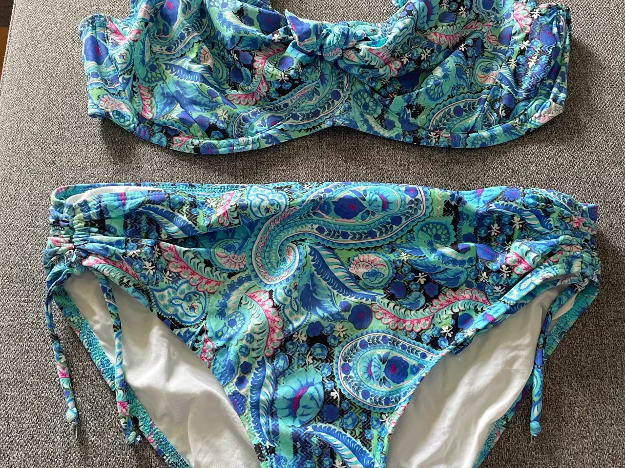 Billede 1 - Flot Saltabad bikini i paisley mønster str. 80F 