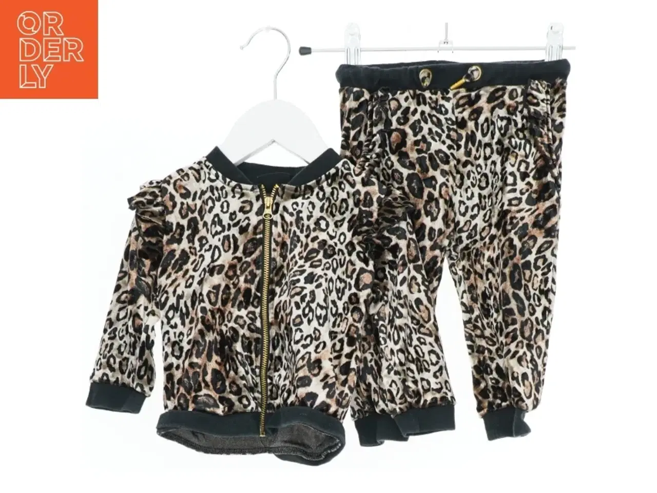 Billede 1 - Leopardmønstret sæt med trøje og bukser fra Petit (str. 74)