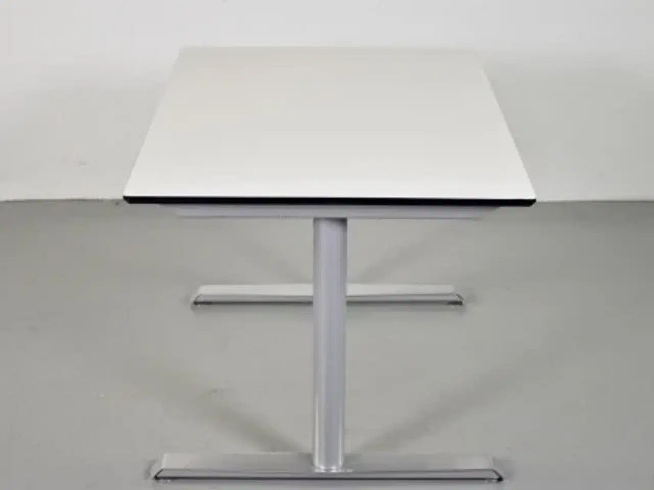 Billede 4 - Hæve-/sænkebord med hvid plade, 120 cm.
