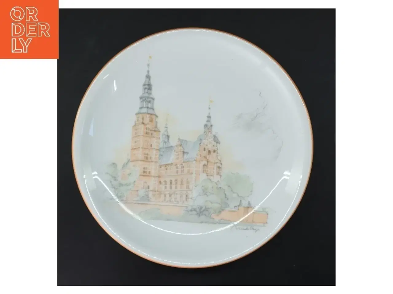 Billede 2 - Sæt fra Mads Stage af 4 dekorative tallerkener med Rosenborg motiv fra Rosenborg (str. 4 stk Ø 25,5 cm)