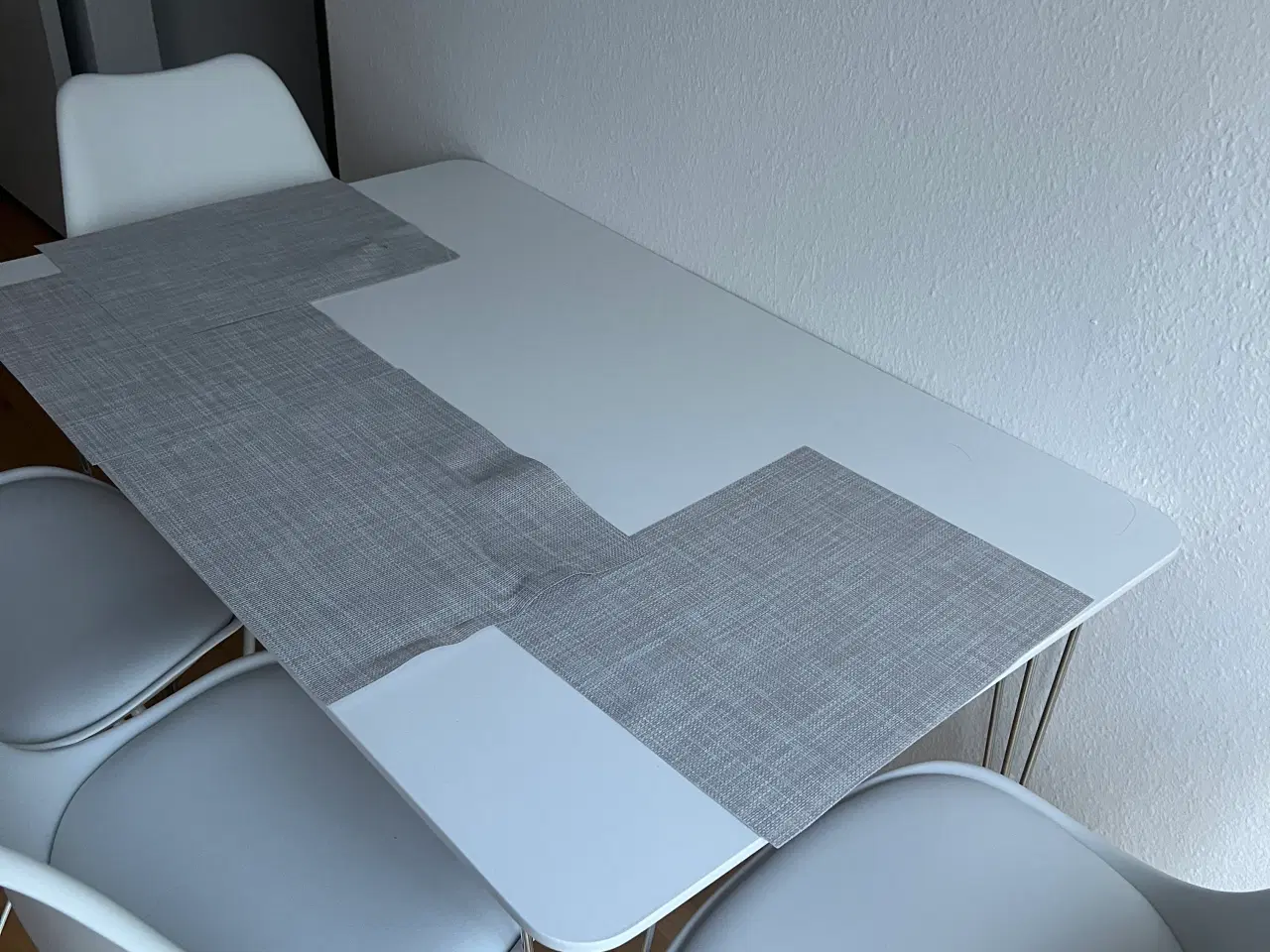 Billede 3 - Spisebord med stole 