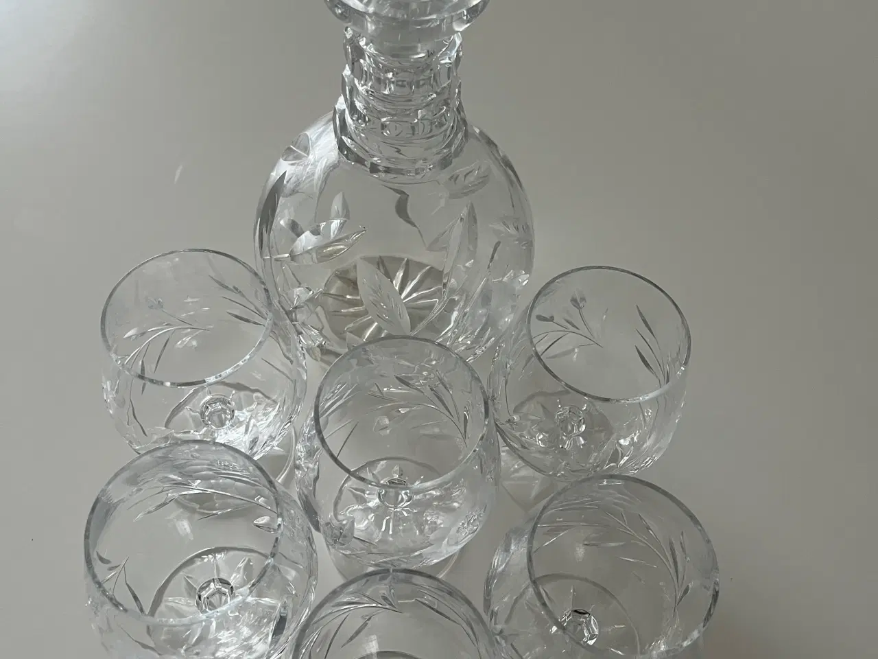 Billede 1 - Vinkarraffel, håndslebet . H 28 cm