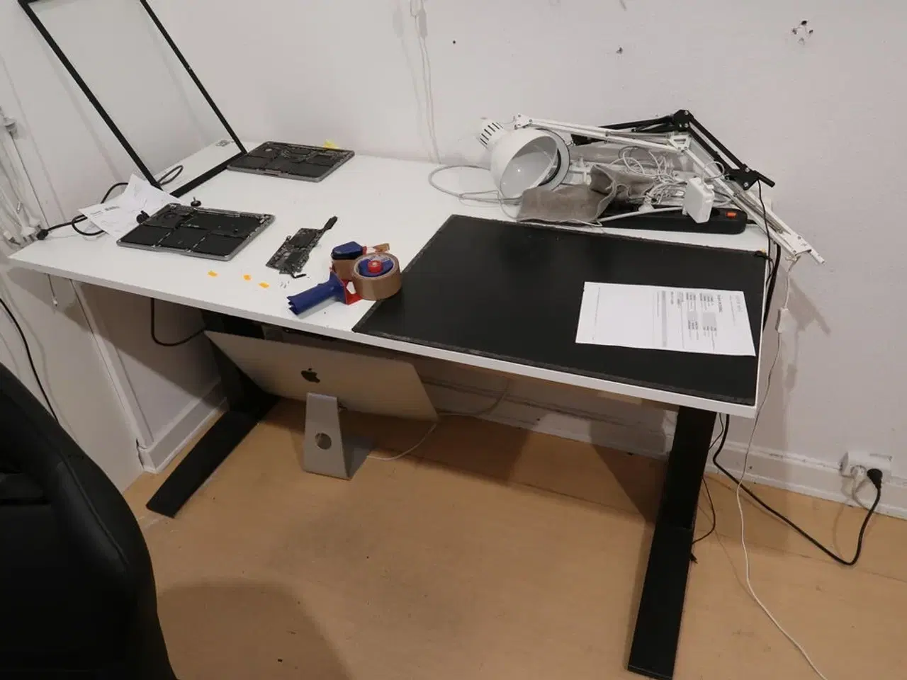Billede 2 - El. hæve/sænke skrivebord samt 2 stk. hylder med indhold