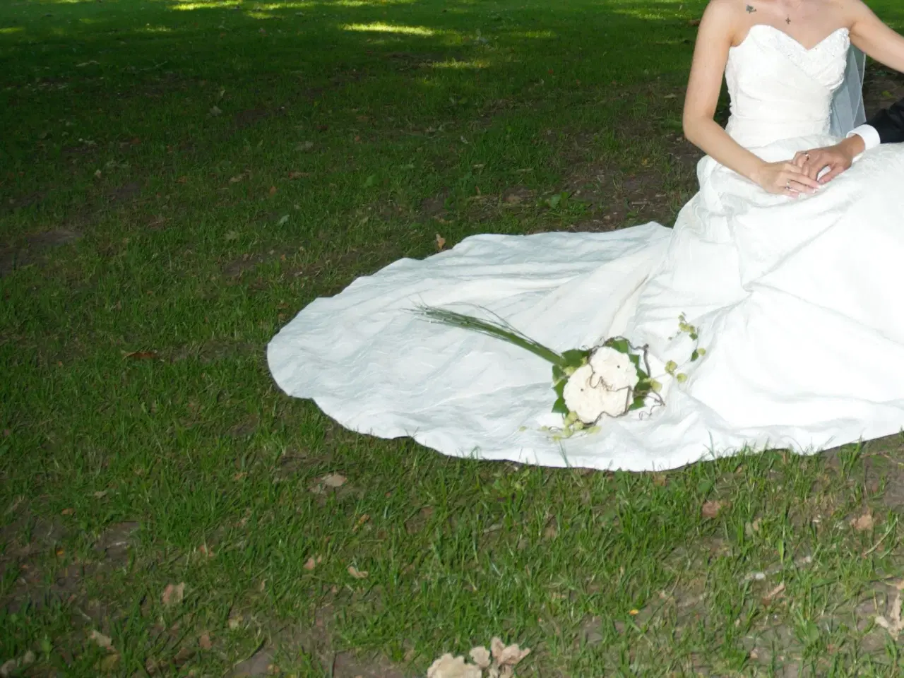 Billede 4 - brudekjole med corsage og slæb