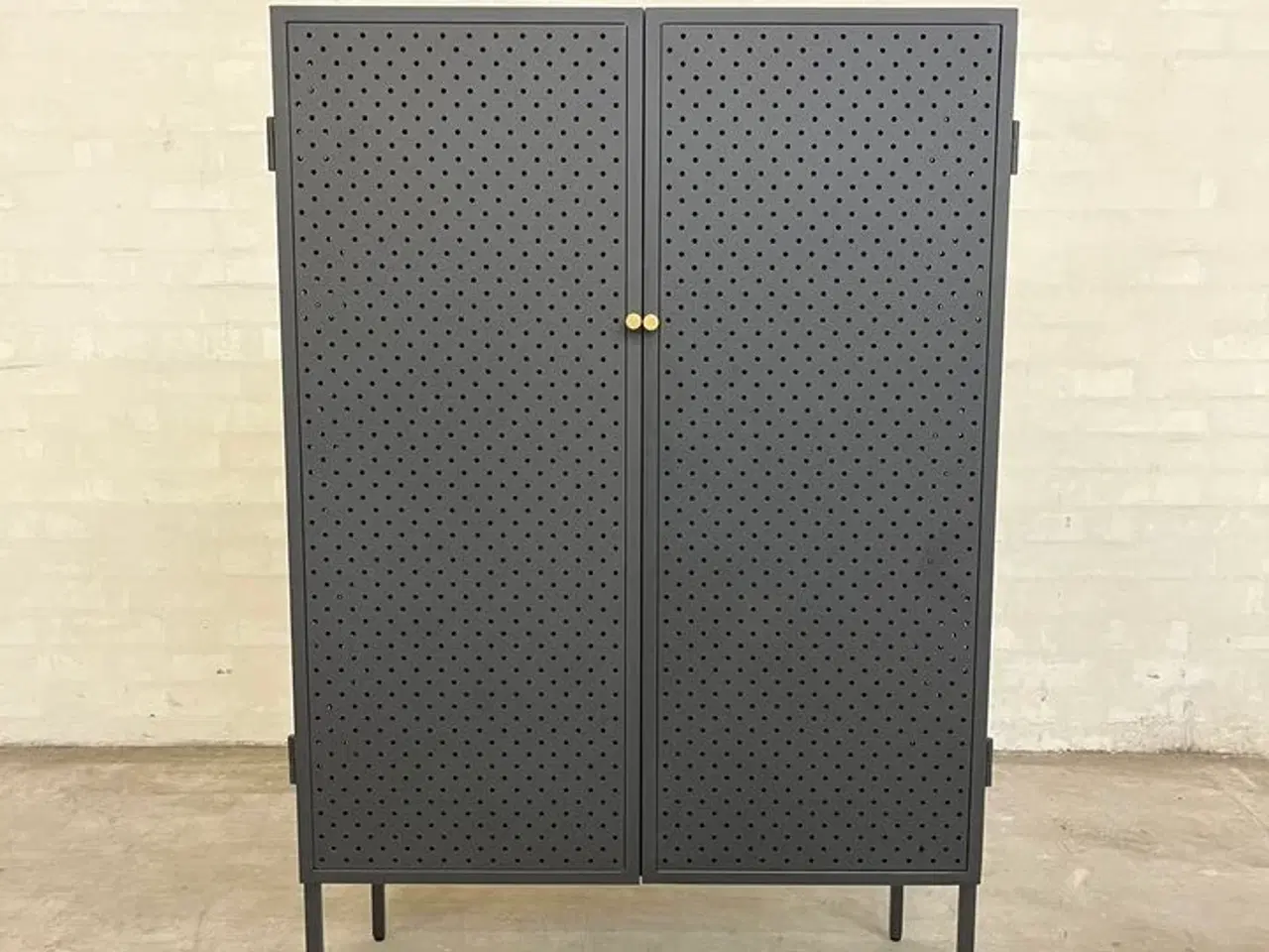 Billede 1 - Brooks dækketøjsskaab. Bredde 72, højde 111, dybde 37 cm.