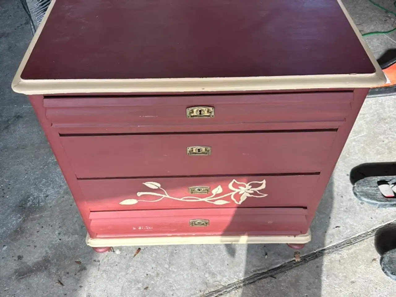 Billede 2 - Romantisk trækommode i massiv fyrretræ.