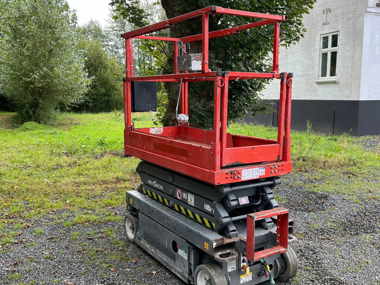 Billede 2 - UDLEJES - Saxlift 8 meter