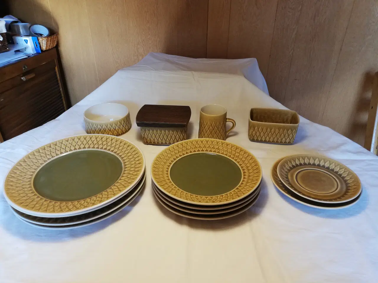 Billede 2 - Relief stentøj tallerkener,smørskål,kaffekop,sukke