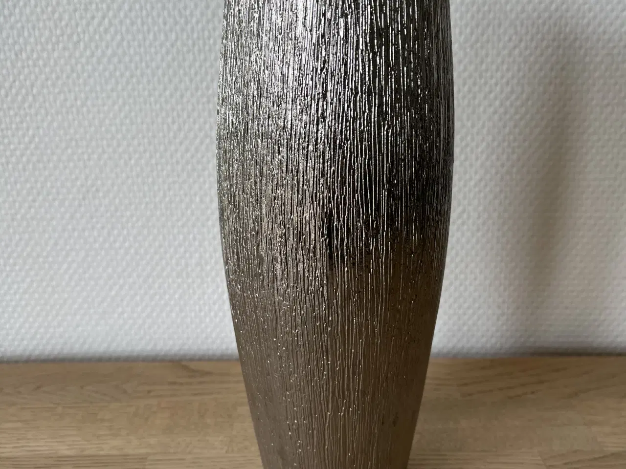 Billede 1 - Sølvfarvet vase med “børstet” overflade
