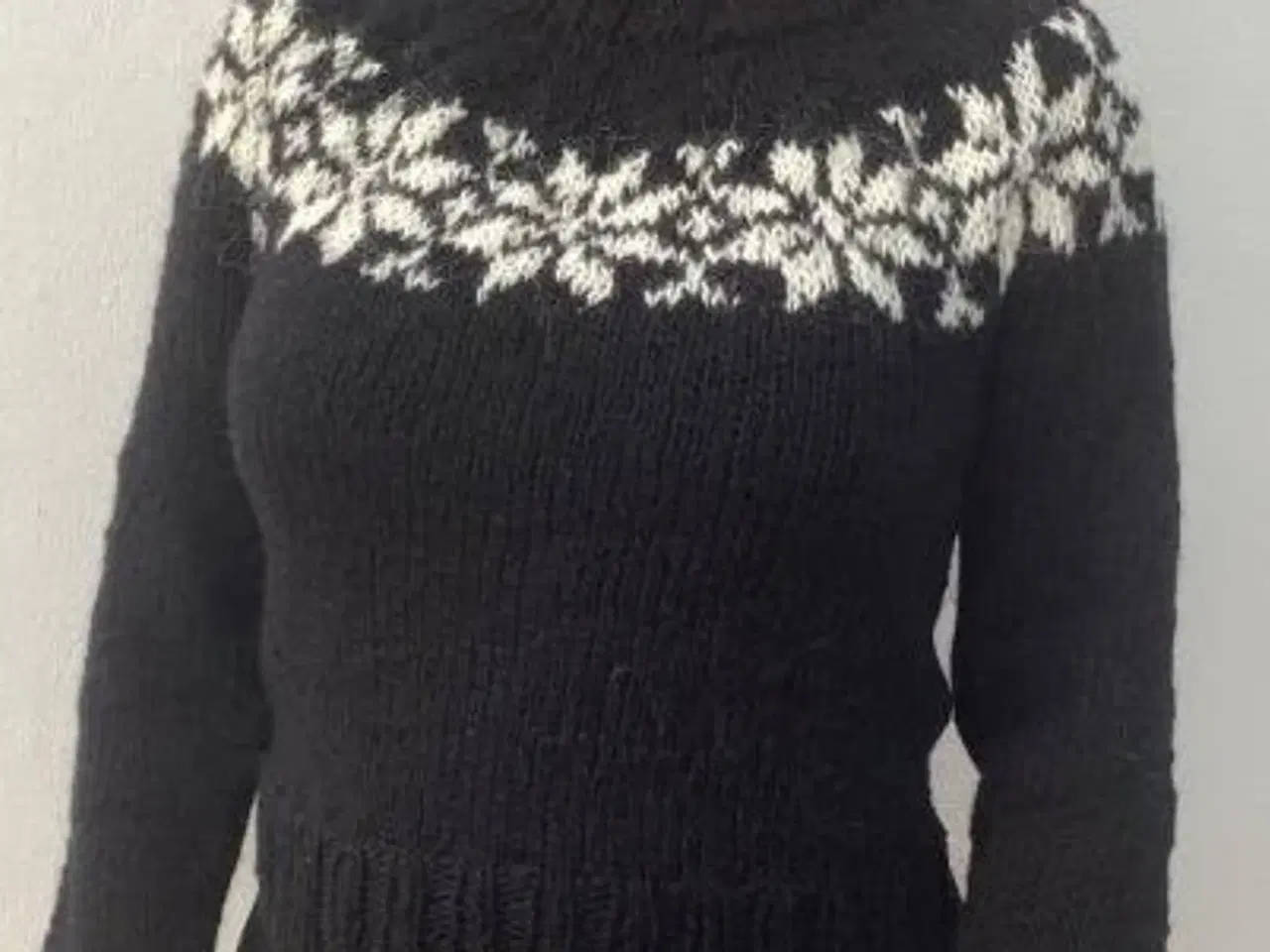 Billede 1 - Sarah Lund sweater med en stjernebort. Str. M