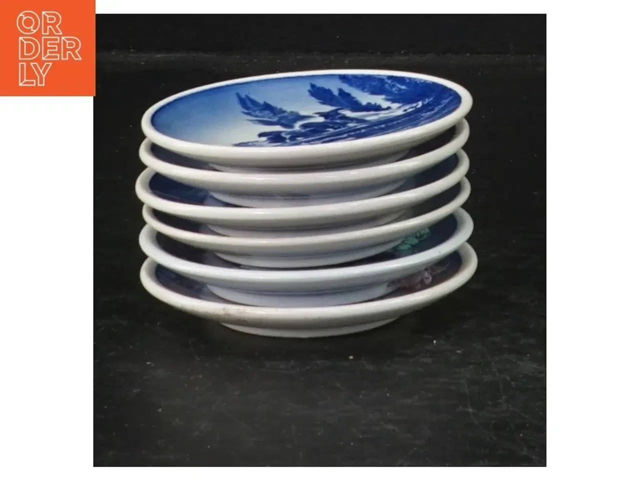 Billede 2 - Blå og hvid porcelænsvægplatter (str. Ø 8 cm. 6 styk)